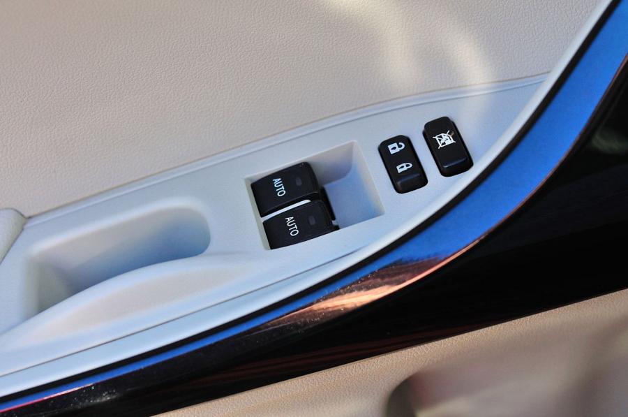 Детали интерьера Scion iQ 2012 года  (фото 15 из 128)